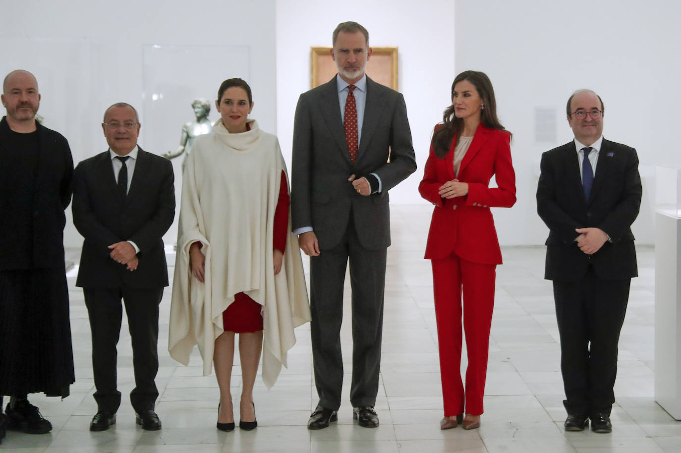 Isabel Díaz Ayuso tapa con una capa su traje para no coincidir con la Reina Letizia