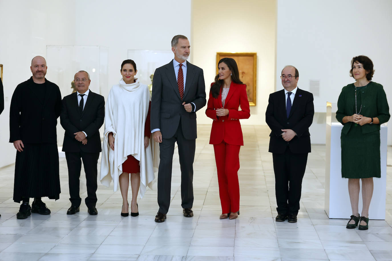 Isabel Díaz Ayuso tapa con una capa su traje para no coincidir con la Reina Letizia