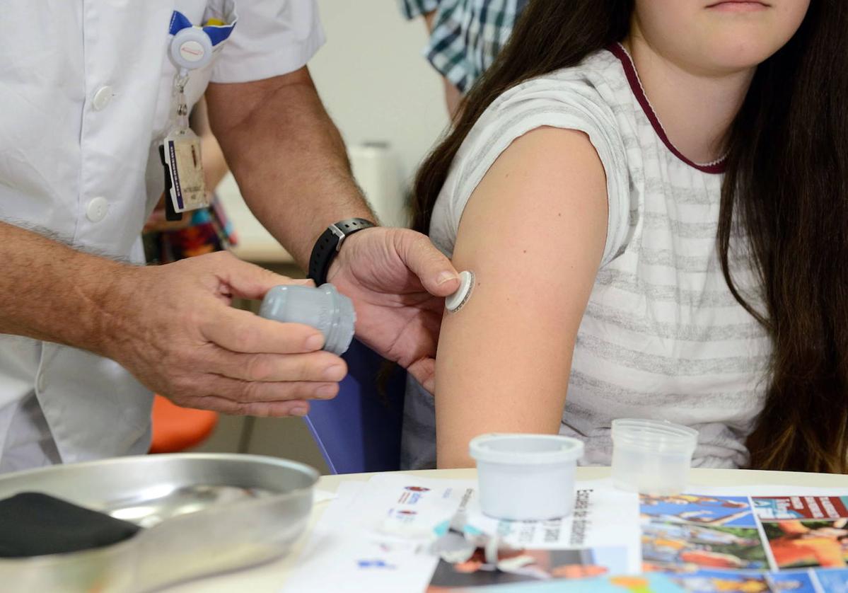 Una mujer durante un control de glucosa.