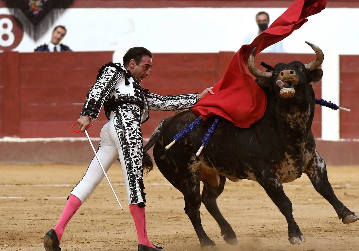 El diestro Enrique Ponce da un pase con la muleta en una corrida en León en 2021.