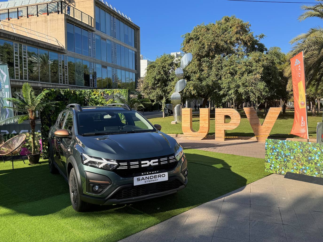 Eva Soriano y Ramón y Cajal: la nueva apuesta &#039;universitaria&#039; de Dacia en Valencia