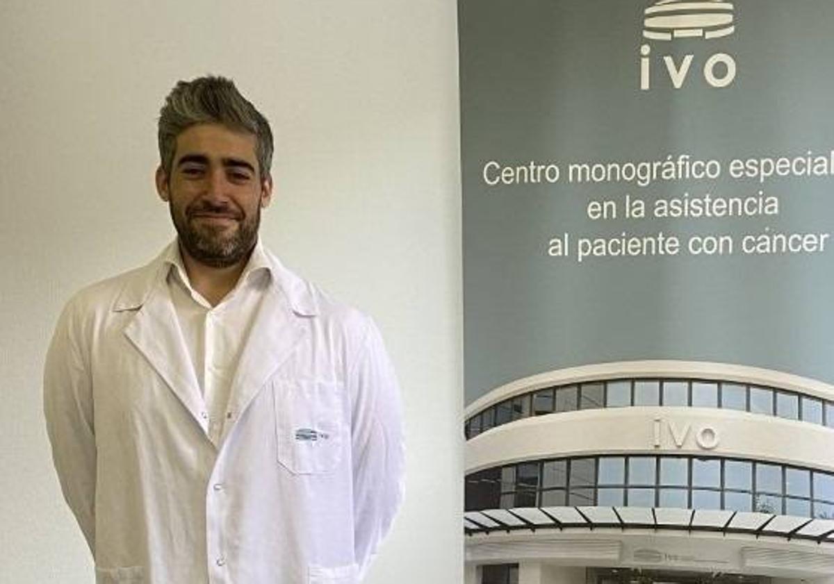 Imagen principal - Sergio Sandiego, médico adjunto del Servicio de Oncología Médica en el IVO