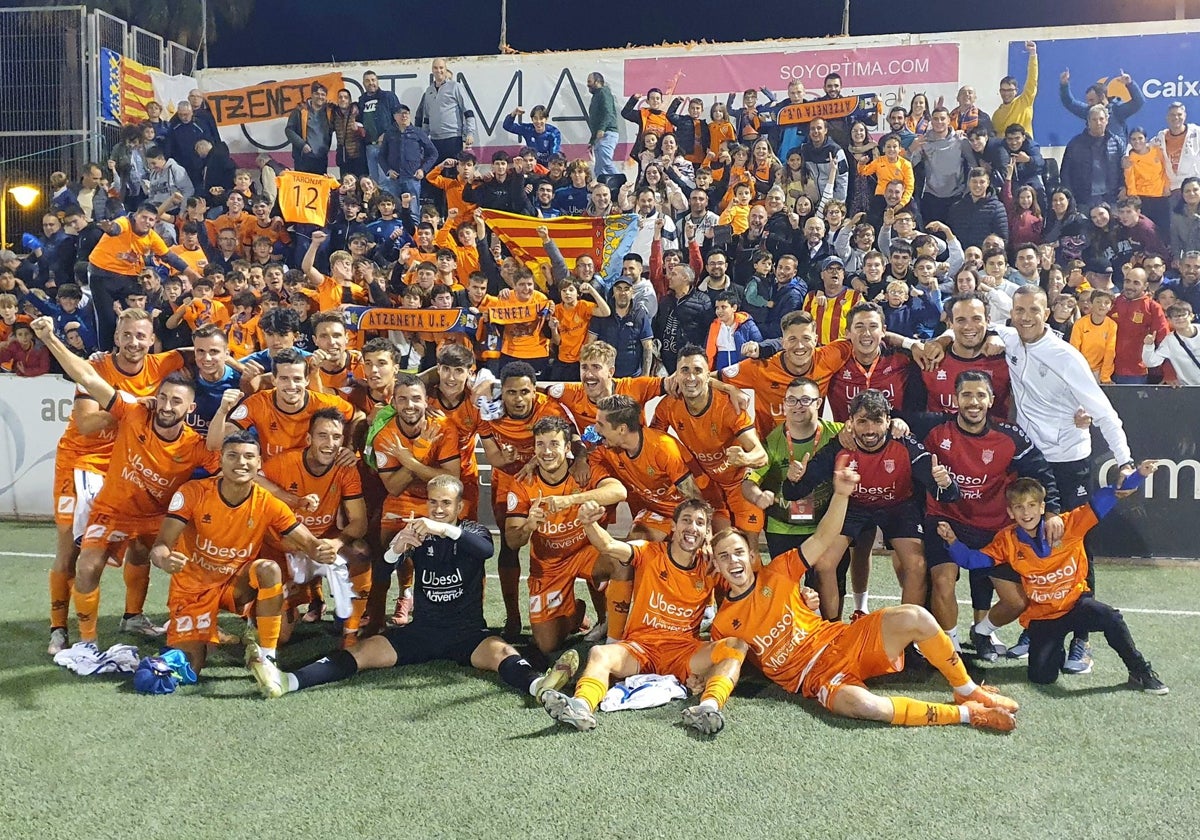 El Atzeneta celebrando la clasificación a la segunda ronda de la Copa del Rey.