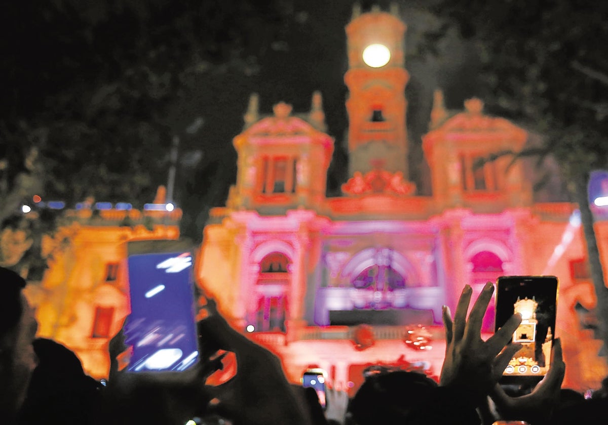 La fachada del Ayuntamiento de Valencia, iluminada en una noche de Fin de Año.