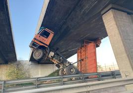 El aparatoso accidente de un camión complica el tráfico en la A-3 en Xirivella