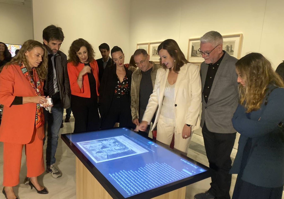 La alcaldesa de Valencia, María José Catalá, con la pantalla táctil con los planos de Valencia, durante la Inauguración del remodelado Museo Histórico de Valencia.