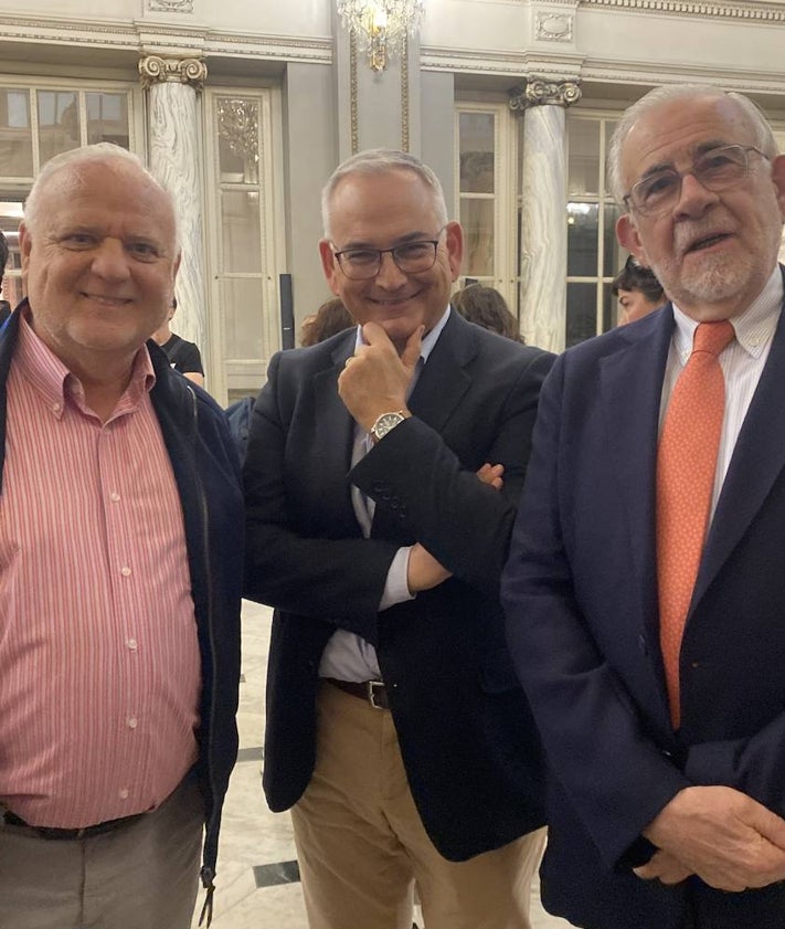 Imagen secundaria 2 - Entrada al museo con autoridades, recorrido por las salas y los estudiosos Rafael Solaz (i); Francisco Pérez Puche y Josep Vicent Boira.