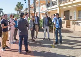 Mediciones de los técnicos en presencia de la alcaldesa y el Director General de Costas.