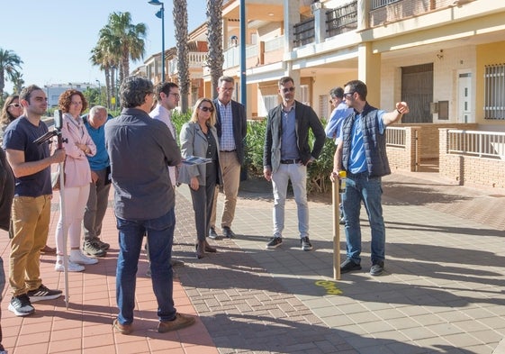 Mediciones de los técnicos en presencia de la alcaldesa y el Director General de Costas.