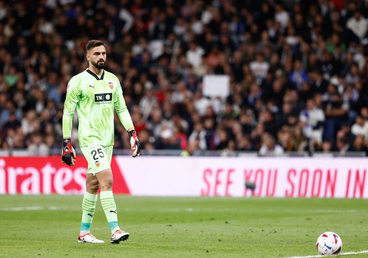 Mamardashvili, con el Valencia en el Bernabéu.