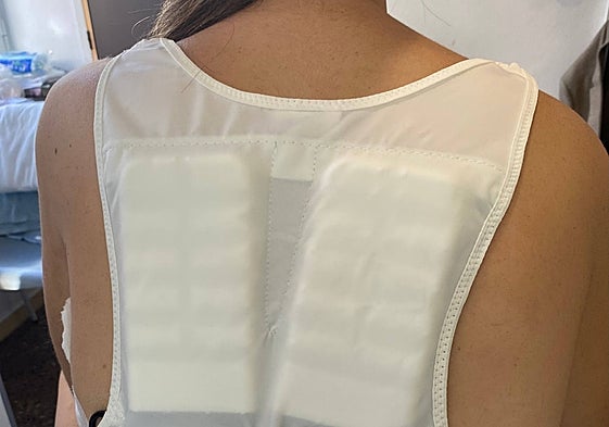 El chaleco desfibrilador que llevará la joven.