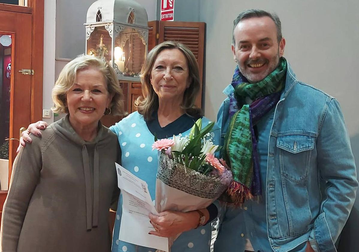 Carmen Asins junto a Amparo Fabra y Fran Tochena tras concederle el premio Joia.