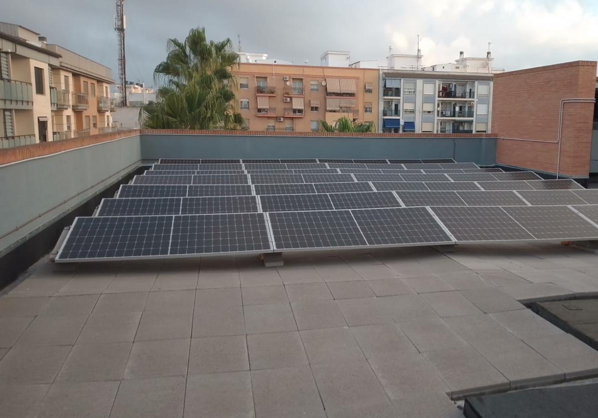 Placas en la cubierta de los juzgados.