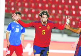 Yarek celebra uno de los tres goles que marcó con España ante Moldavia en la clasificación para el Europeo.