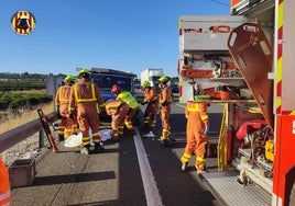 Los bomberos en el lugar del accidente.