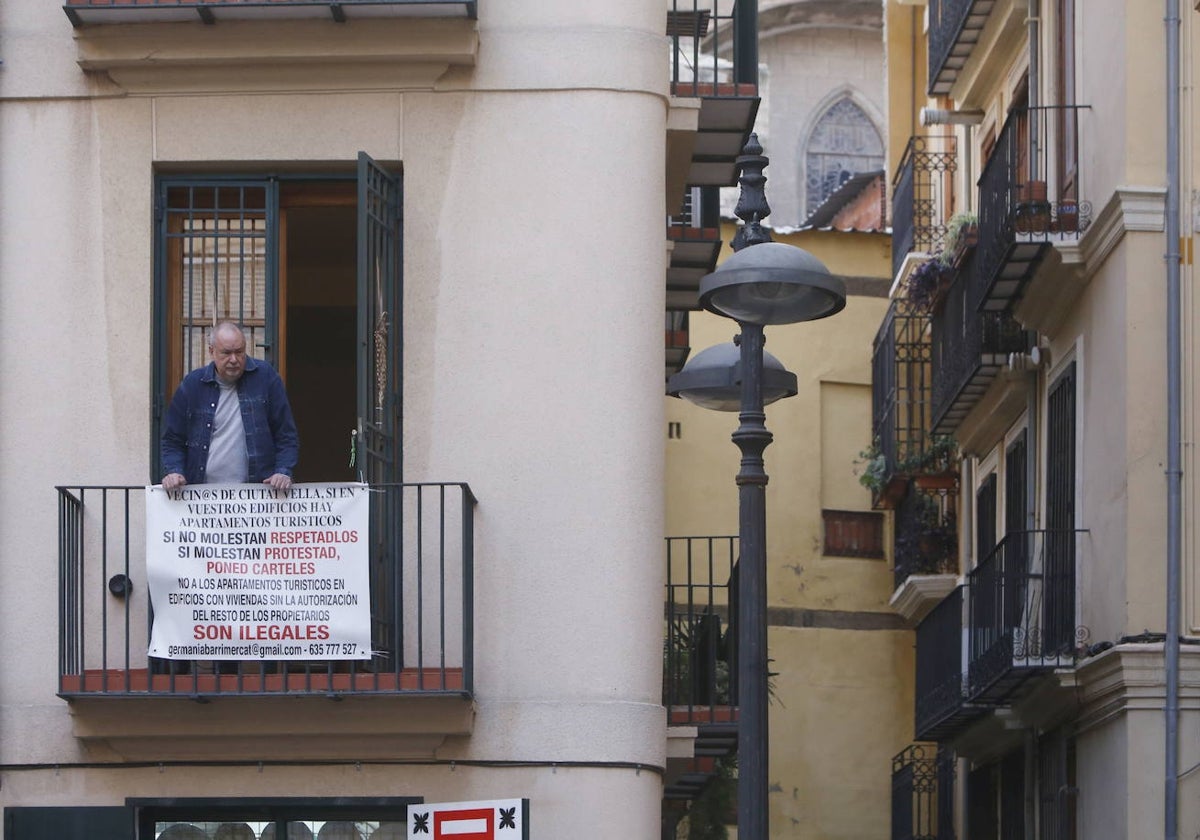 Carteles de protesta contra los apartamentos turísticos en Ciutat Vella.