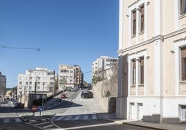 Inicio de la calle Batalla de Lepanto, con la residencia en primer plano a la derecha.