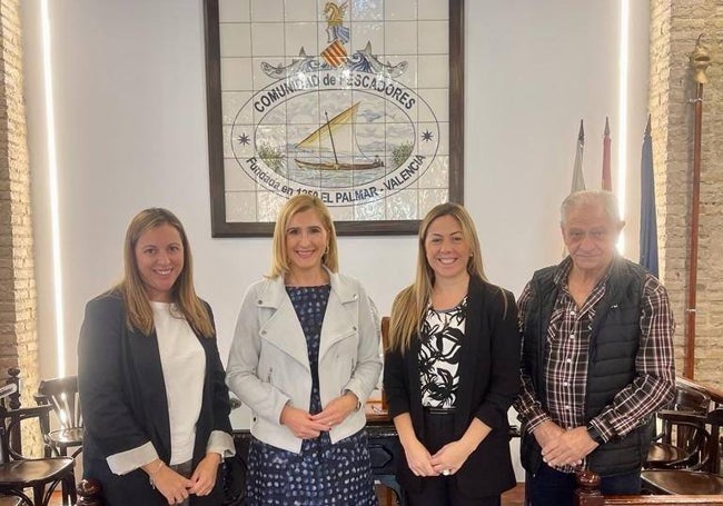 Visita de la consellera de Medio Ambiente, Salomé Pradas, a la cofradía de pescadores de El Palmar.