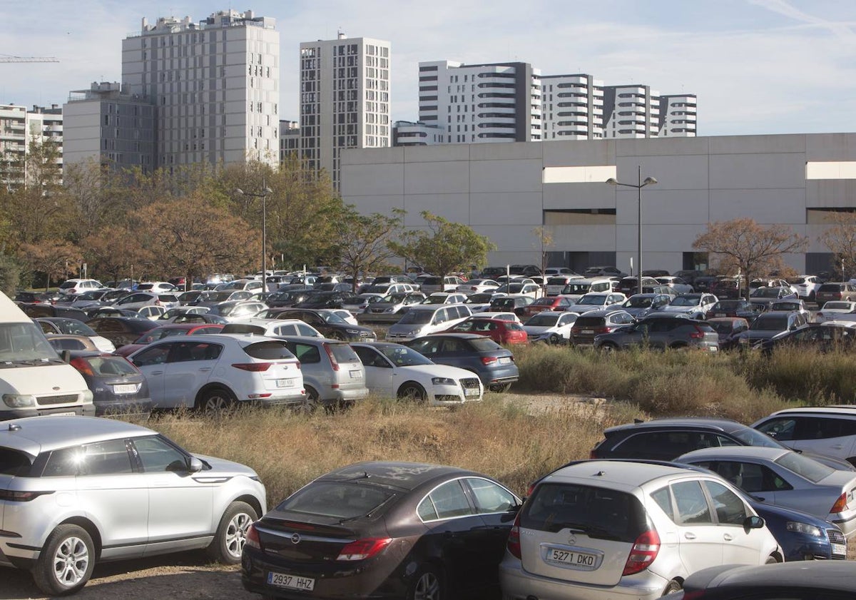 Imagen principal - Solar lleno de coches; descampado que se inunda de agua y afecta a la finca y una chabola.