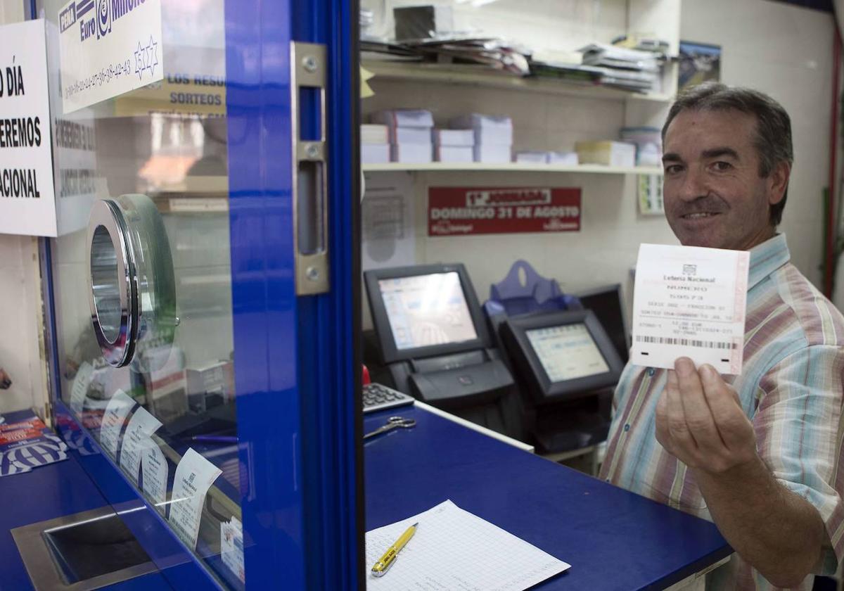 Un responsable de administración de Loterías muestra un boleto. Imagen de archivo.