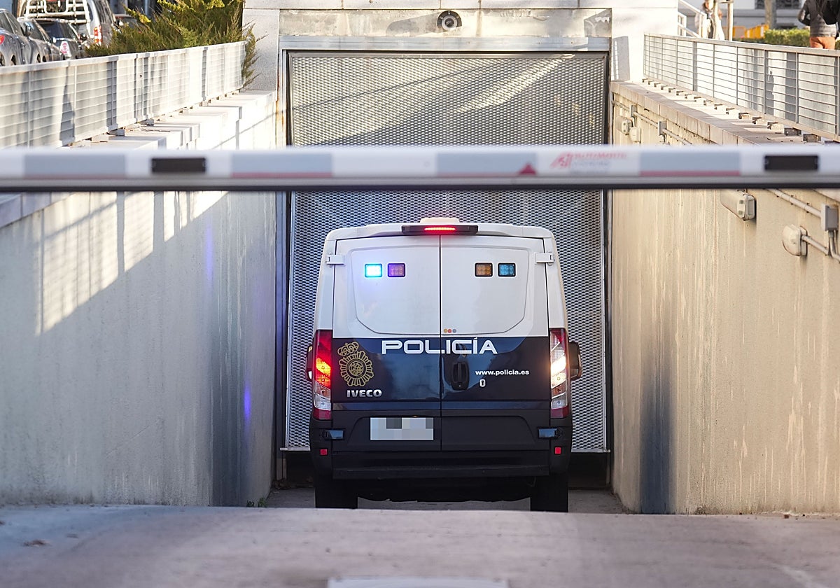 Un furgón policial entra en el garaje de la Audiencia Nacional.
