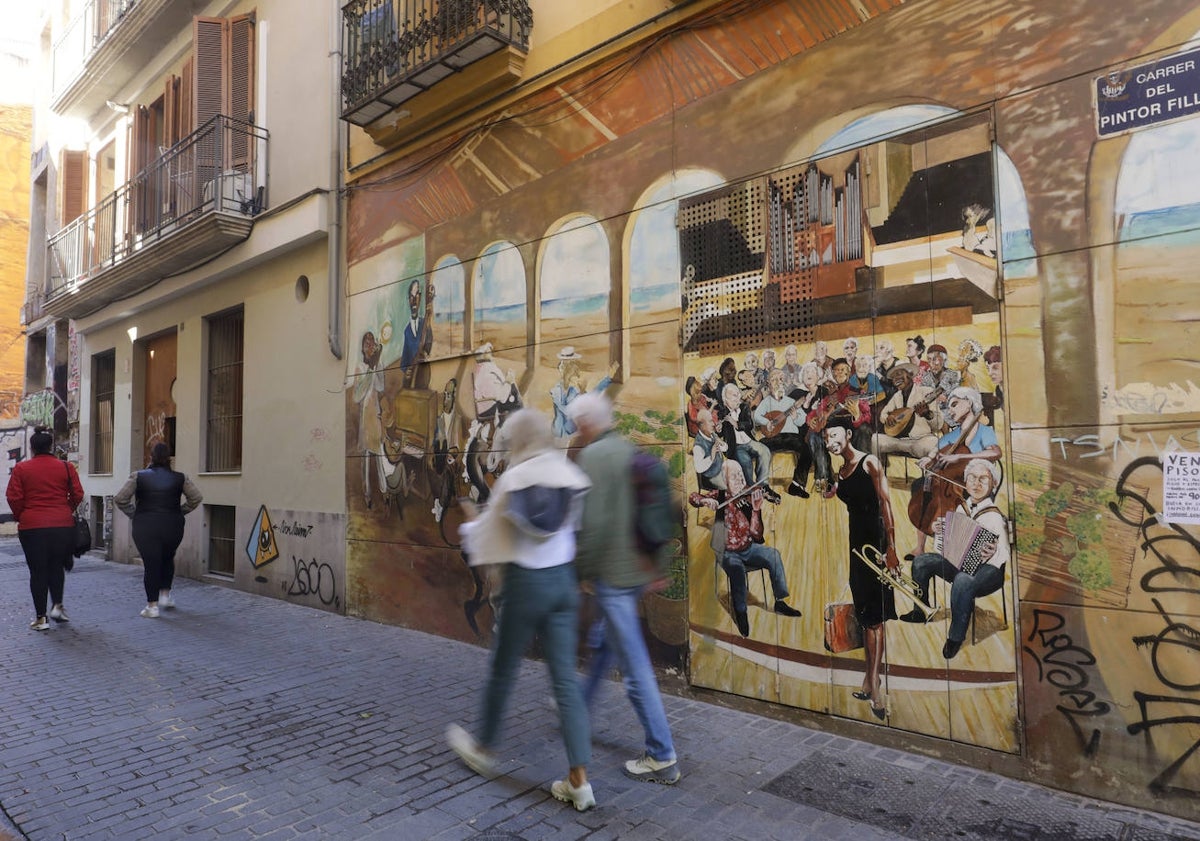 Imagen principal - Arriba, Los ojos conducen a entrar en un salón de baile. A la izquierda, Mural de la artista Rosa Gadea que invita a beber en la barra de Hopper. Al lado, 'Trampantojo con armas, pertrechos de caza y reloj', obras de Vicente Vitoria de 1690 del Museo de Bellas Artes de Valencia.