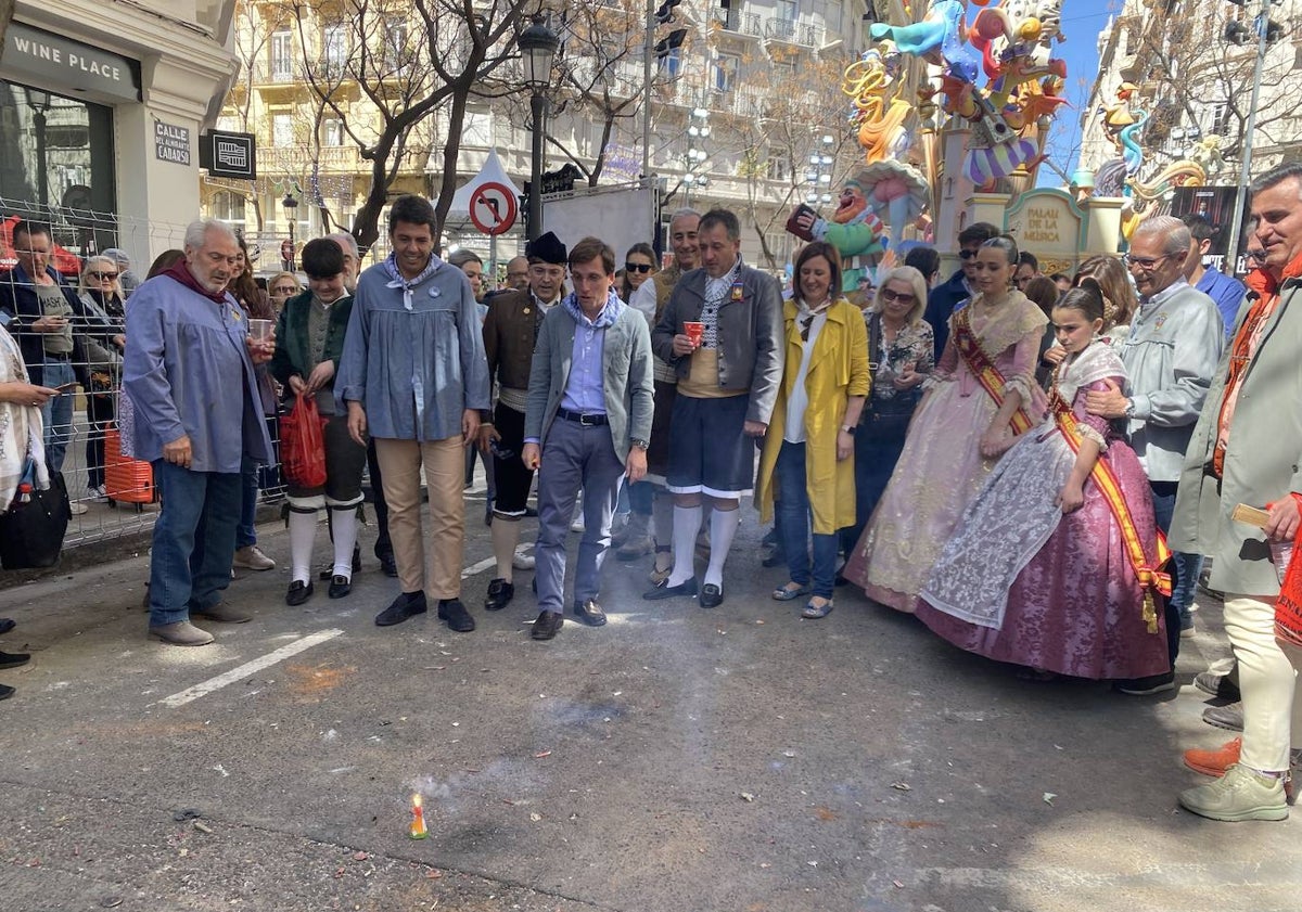 Imagen principal - iIsita de Martínez Almeida, Carlos Mazón y María José Catalá, a la falla Almirante Cadarso-Conde Altea.