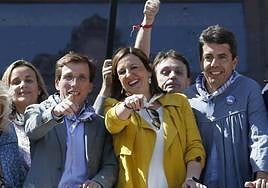Jose Luis Martinez Almeida, Maria José Catalá y Carlos Mazón, en el balcón del Ayuntamiento de Valencia durante las pasadas Fallas