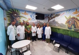 El artista, junto al equipo directivo del centro en la sala donde se ha pintado el mural.