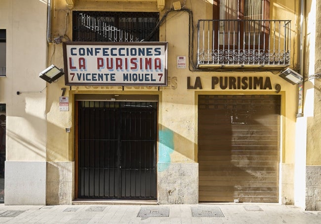 Imagen secundaria 1 - Fachada de la ferretería Hija de Blas Luna, plaza del doctor Collado, en la actualidad. | Cofennciones La Purísima, cerrado en 2020, en la calle Bolsería. | Establecimiento de la Avenida del Oeste cerrado recientemente.