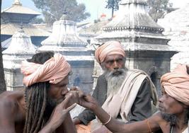 Sadhus, hombres santos, comparten marihuana en las instalaciones del templo Pashupatinath delante de Mahasivratri Mela en Katmandú.
