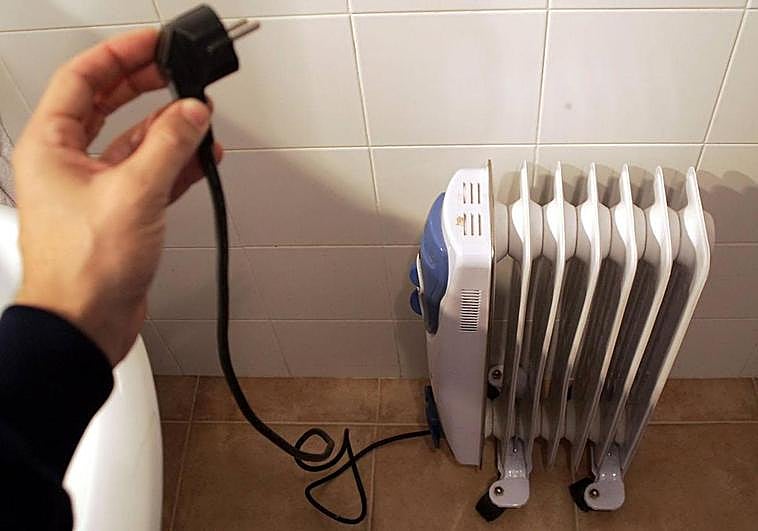 Un consumidor enchufa un radiador.