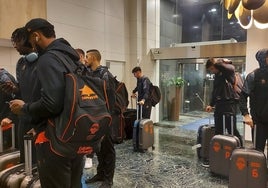 La expedición del Valencia Basket, a su llegada al hotel tras ser cancelado el vuelo.