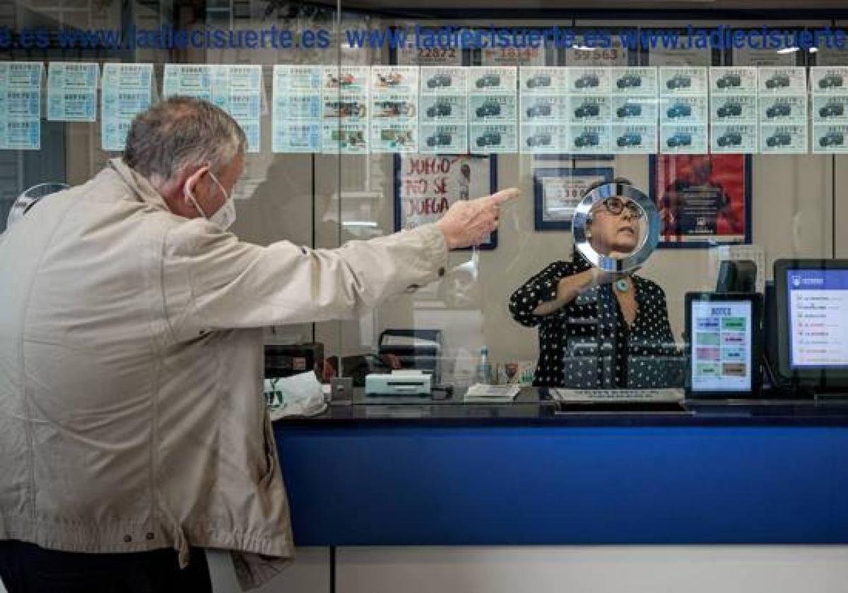 Una jugadora comprando su boleto de El Gordo de la Primitiva, imagen de archivo.