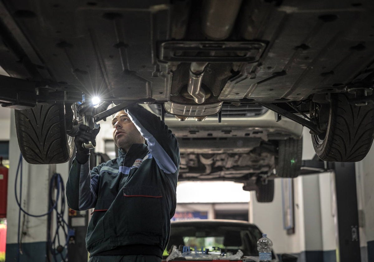 Un mecánico trabaja en un taller de automoción.