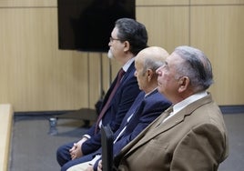 Los tres acusados, antes del inicio de la vista.