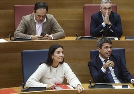 La consellera Merino junto al presidente Mazón, este lunes en Les Corts.