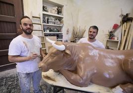 Francisco Sanabria (d) y José Luis Ceballos, artistas falleros que están completando las figuras del belén del Ayuntamiento.