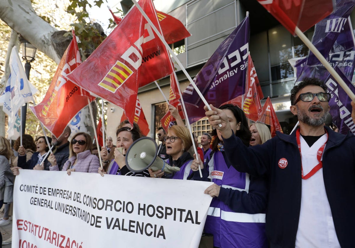 Concentración de trabajadores ante la Conselleria de Sanidad.