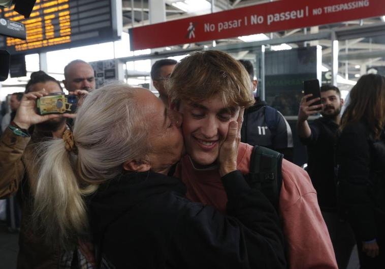 Jaume Masià, con sus familiares y club de fans a su llegada a la estación Pintor Sorolla.