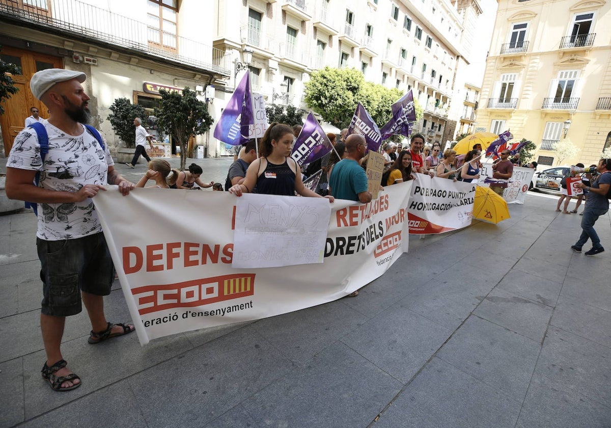 Protesta de un grupo de trabajadores de centros de menores.