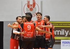 Los jugadores del Xàtiva celebran la victoria.