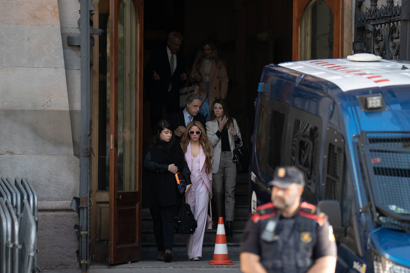 El mensaje oculto en el traje de chaqueta rosa de Shakira