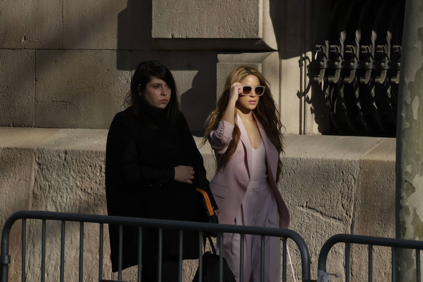 El mensaje oculto en el traje de chaqueta rosa de Shakira