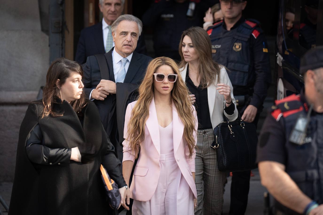 El mensaje oculto en el traje de chaqueta rosa de Shakira