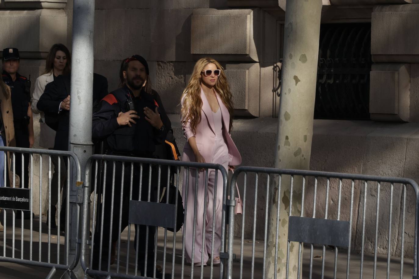 El mensaje oculto en el traje de chaqueta rosa de Shakira