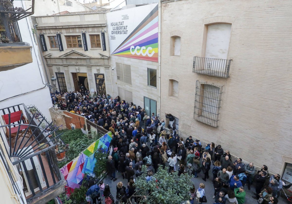 Imagen principal - Imágenes de la protesta frente al Centro del Carmen, donde se ha pisado y puesto boca abajo una fotografía del vicepresidente del Consell y conseller de Cultura, Vicente Barrera. 