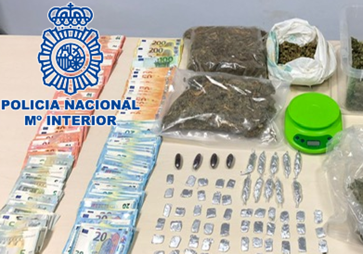 Dinero y drogas intervenidas a varios de los detenidos.