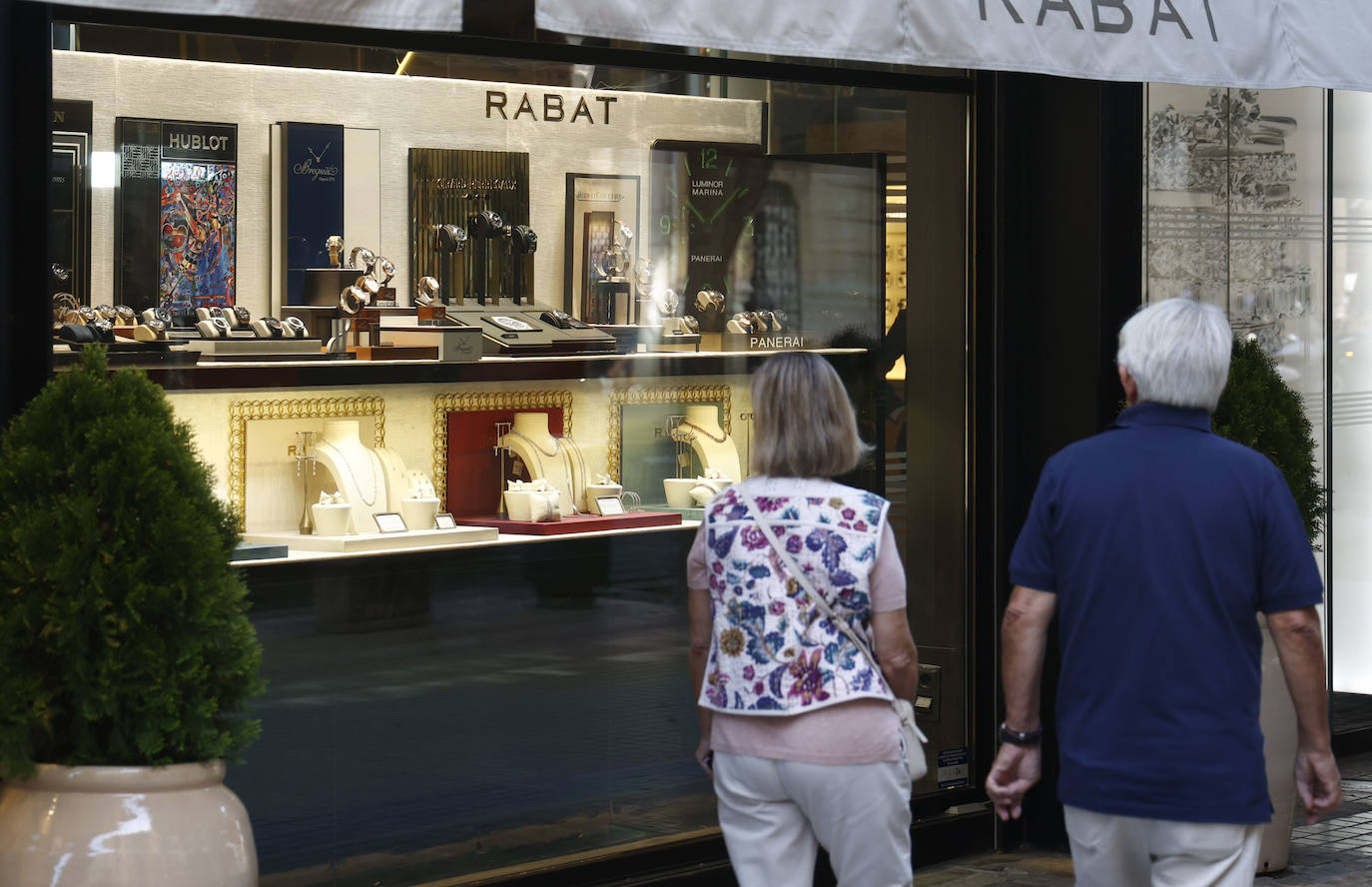 Una pareja mira el escaparate de una joyería de la calle Colón de Valencia.