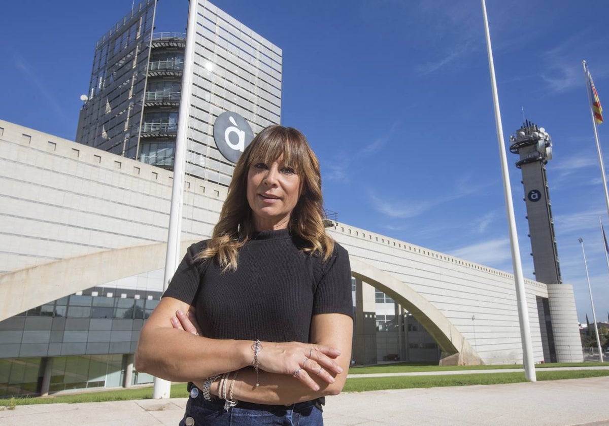 Clara Castelló, en el centro de producción de programas de À Punt.